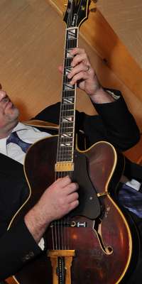 Johnny Smith, American jazz guitarist and songwriter (